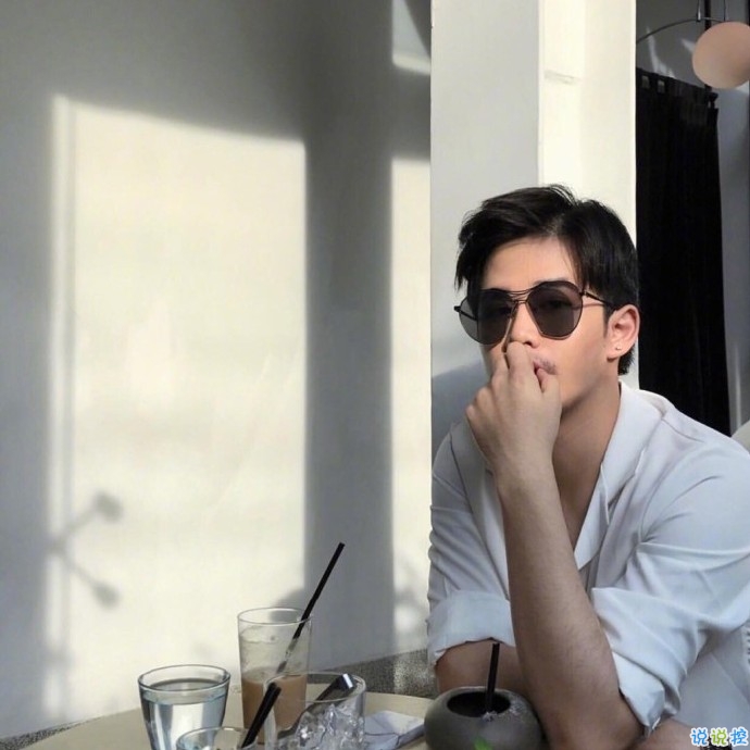 文字控说说短句图片精选:还是很想跑很远的路,去看一个很爱的人10