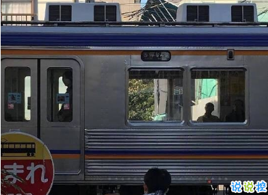 2020经典个性哲理简短走心文案 后来你的笑容也变得模糊了5