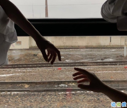 表达对对方一见倾心的文案带图片 烟花转瞬即逝灰烬倒是永恒1