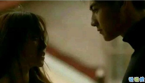 很甜的爱情说说配图：小学时，想和喜欢的人同桌；初中时，想和喜欢的人同班8