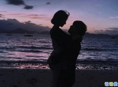 很甜的爱情说说配图：小学时，想和喜欢的人同桌；初中时，想和喜欢的人同班4