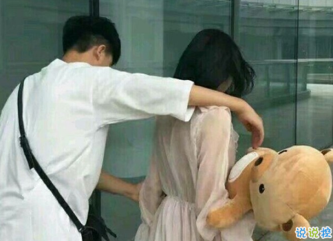 很甜的爱情说说配图：小学时，想和喜欢的人同桌；初中时，想和喜欢的人同班1