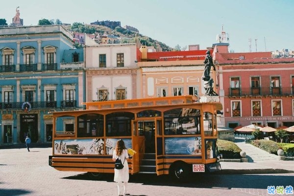 文字控喜欢的简单唯美的一句话说说带图片 烟尘滚滚一路行来我应是迷了路了10