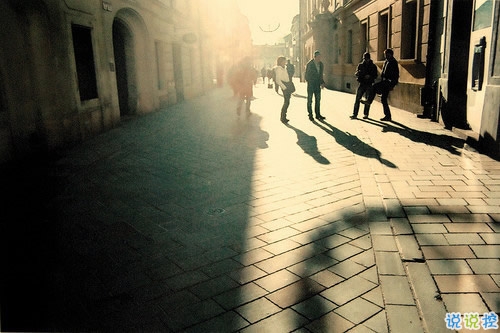 唯美简单的英文说说带图片 世人万千种浮云莫去求6