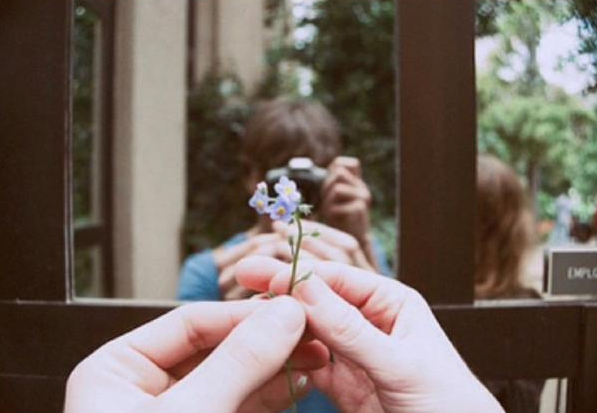 爱情中的甜蜜小句子 喜欢一个人的文艺小清新说说带图片7