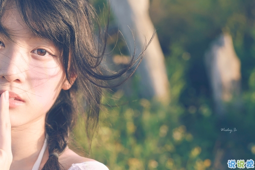 关于爱情简单精辟的一句话说说带图片 我和世界只差一个你12