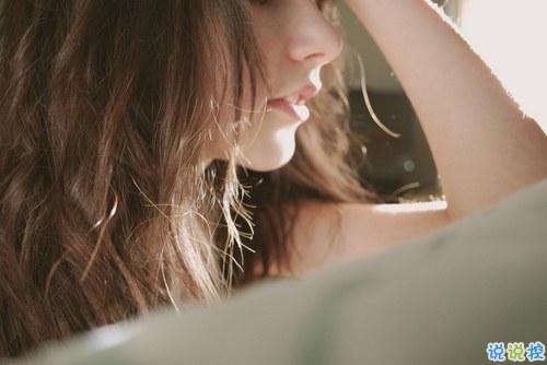 关于青春年华浪漫唯美的爱情句子 年少的笑漾着微光5