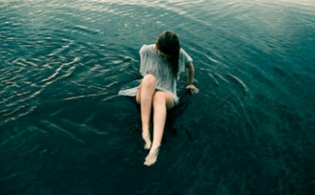 爱情治愈系文字说说加配图2018最新版 人潮拥挤你自然而然的牵起我的手6