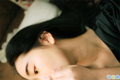 关于爱情简单精辟的一句话说说带图片 我和世界只差一个你13