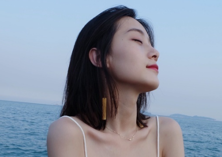 爱情治愈系文字说说加配图2018最新版 人潮拥挤你自然而然的牵起我的手9